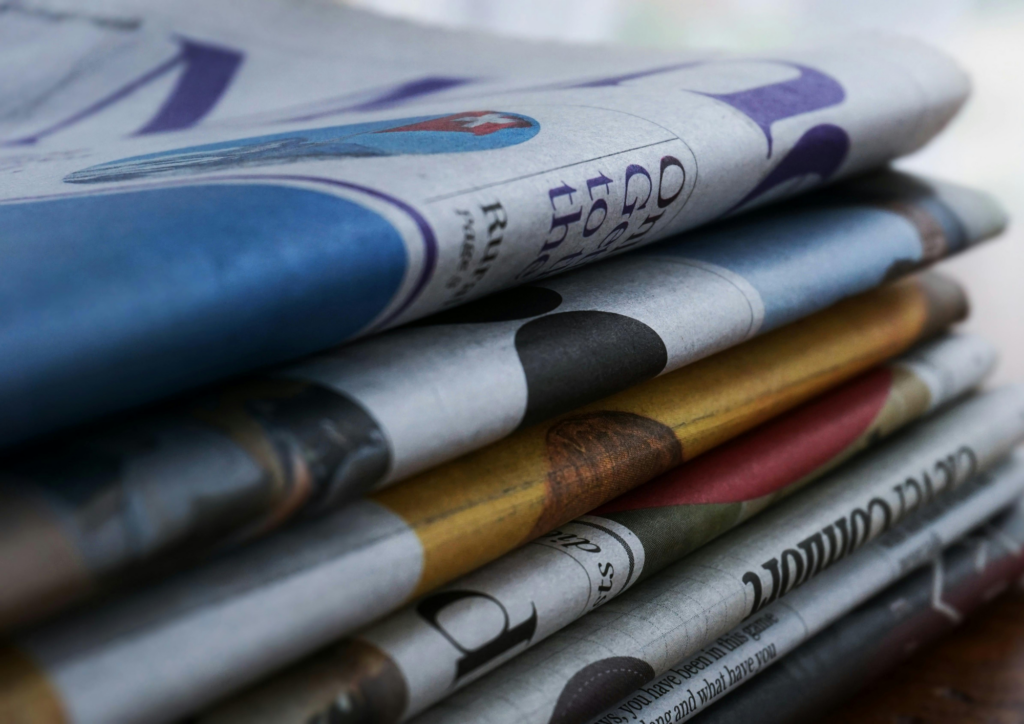 積み重なった新聞紙