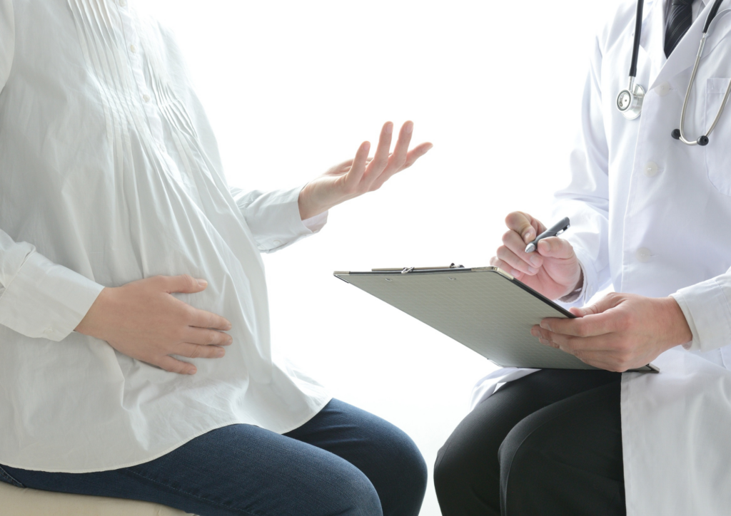 医者と話す妊婦